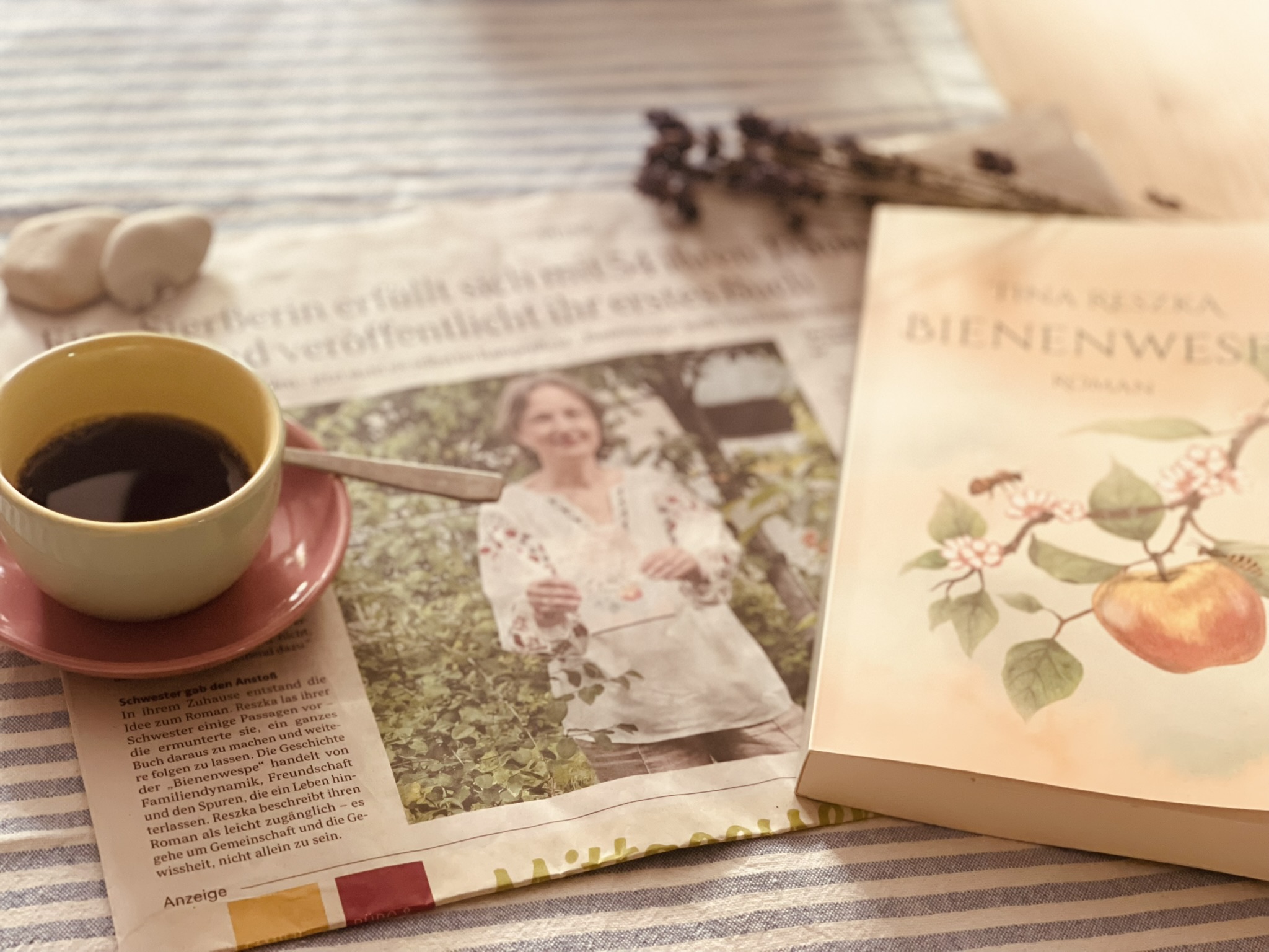 Beitrag der Braunschweiger Zeitung neben dem Buch und einer Kaffeetasse